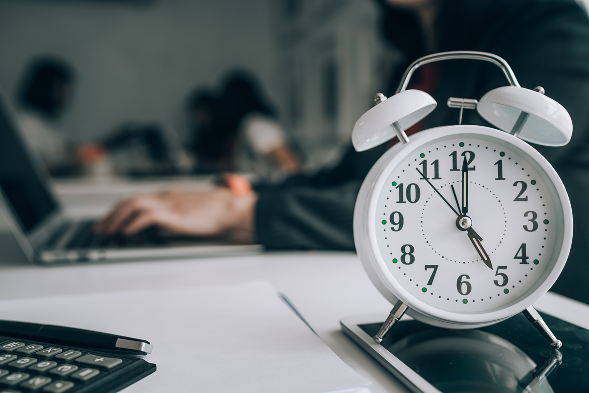 As horas extras oferecem a possibilidade de estender a jornada além do horário combinado entre o colaborador e a empresa de maneira legal. Nesse caso, o empregador deve remunerar o empregado de acordo com o tempo adicional trabalhado. Mas como realizar o cálculo de maneira correta para garantir que está recebendo o valor devido? Acompanhe a leitura, a seguir, e entenda mais detalhes.