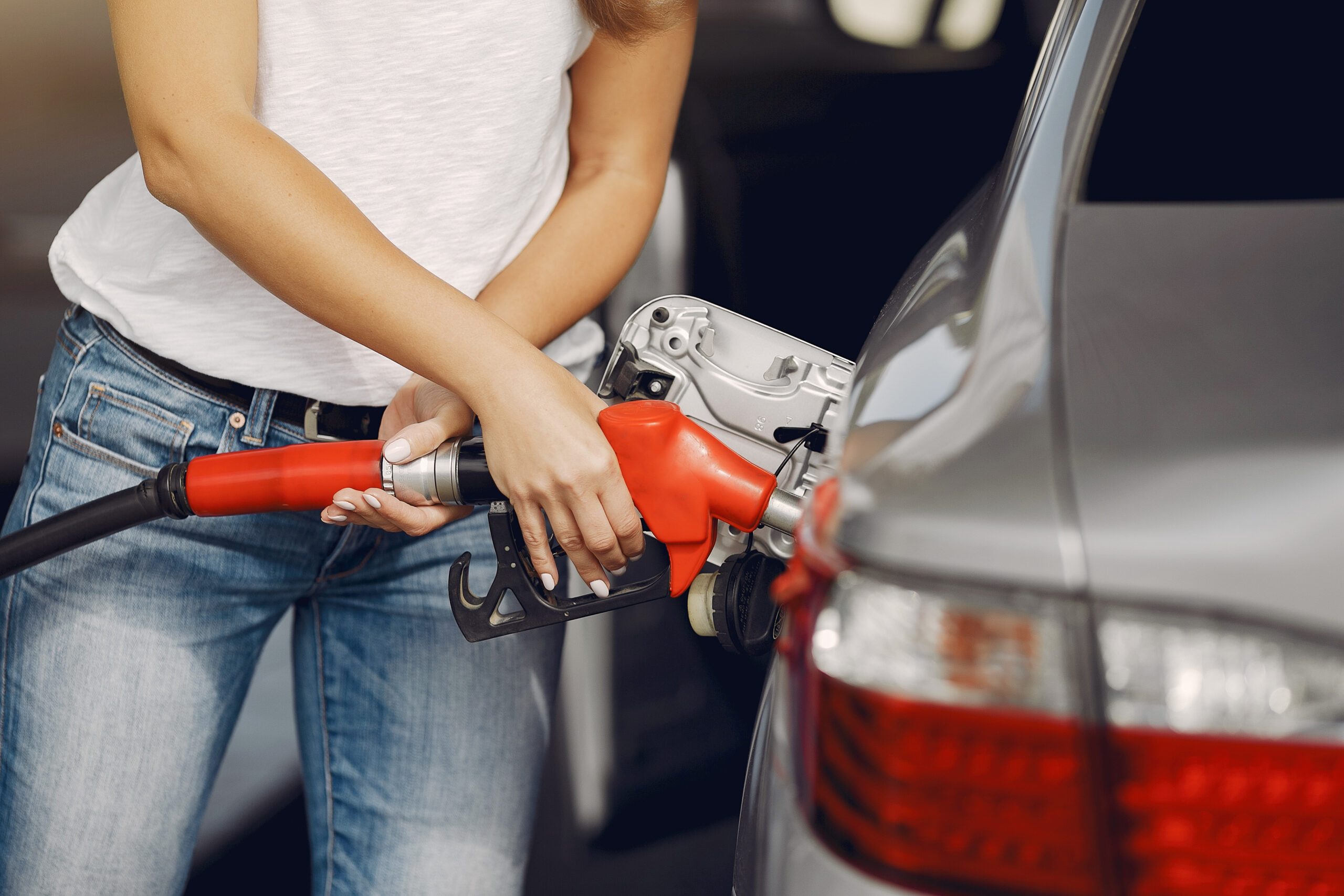 Para quem tem carro e é brasileiro a infeliz rotina do altos e baixos nos valores do combustível é uma realidade difícil de se esquecer. No entanto, se a intenção é minimizar os prejuízos ao abastecer seu carro, existe um segredo que apenas o frentista do posto conhece e dificilmente revela. Continue a leitura, logo abaixo, e saiba o que separa a bomba de gasolina da economia no seu bolso.