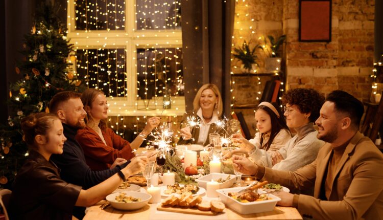 Garantir uma mesa repleta de delícias durante a ceia de Natal é um anseio compartilhado por todas as famílias que celebram a data. Contudo, a busca por uma celebração abundante não deve se transformar em preocupações financeiras dias depois. Neste contexto, siga a leitura abaixo e conheça uma abordagem inteligente para economizar nas compras do seu aguardado banquete de Natal e Réveillon.