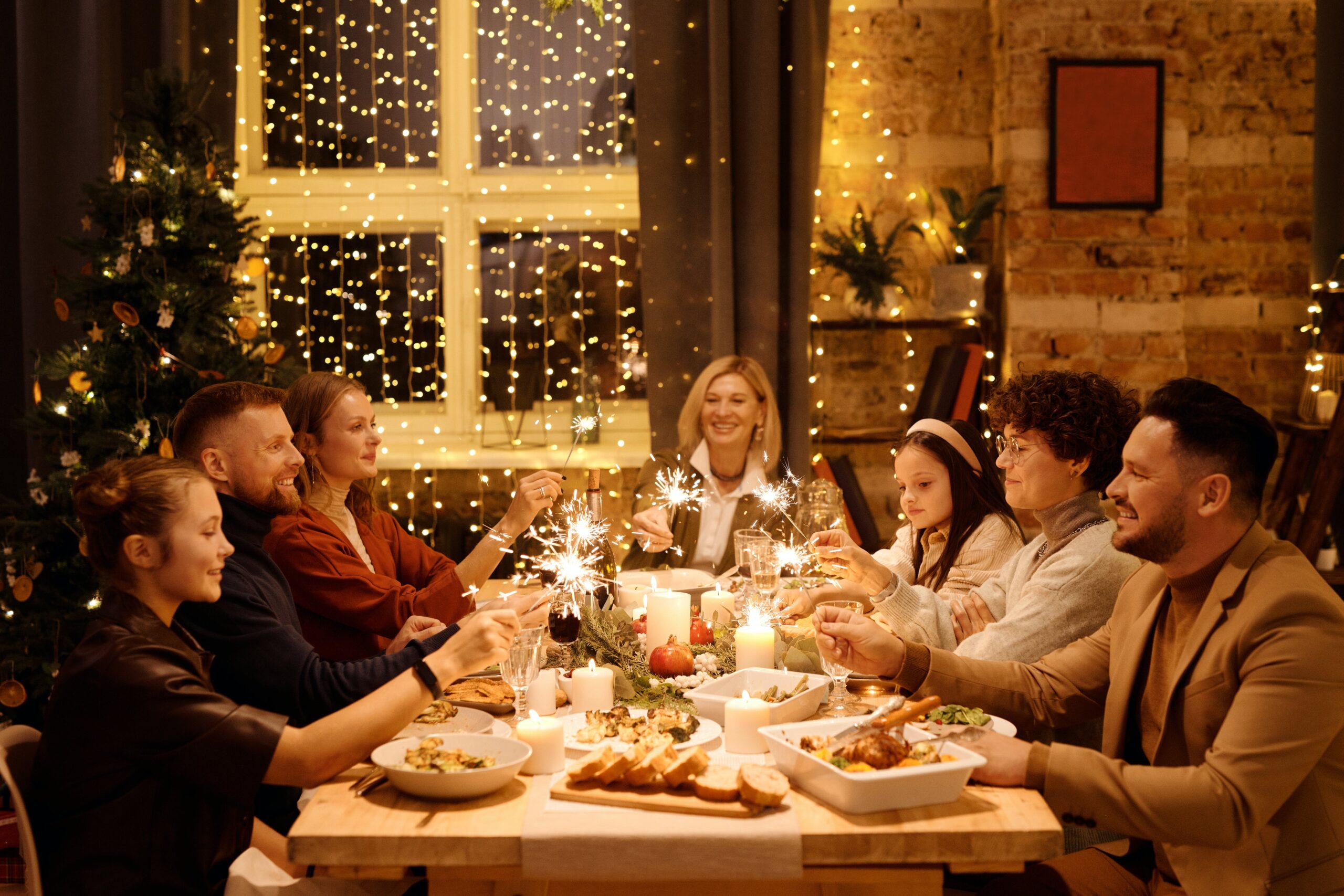 Garantir uma mesa repleta de delícias durante a ceia de Natal é um anseio compartilhado por todas as famílias que celebram a data. Contudo, a busca por uma celebração abundante não deve se transformar em preocupações financeiras dias depois. Neste contexto, siga a leitura abaixo e conheça uma abordagem inteligente para economizar nas compras do seu aguardado banquete de Natal e Réveillon.