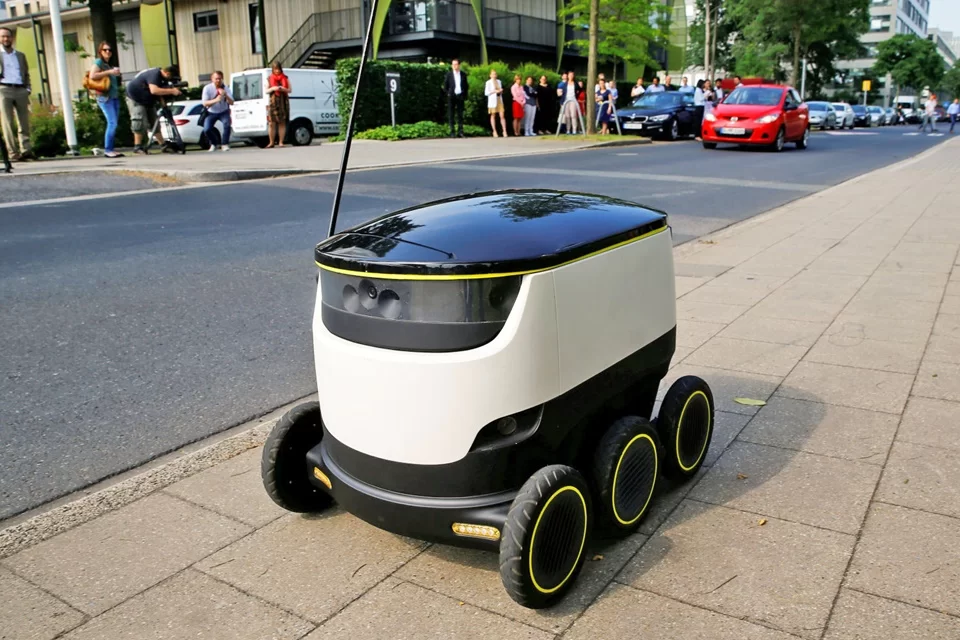 Em áreas urbanas, robôs de entrega terrestre, como os desenvolvidos pela Starship Technologies, estão sendo testados para transportar alimentos e pequenos pacotes diretamente aos consumidores. (Foto divulgação)