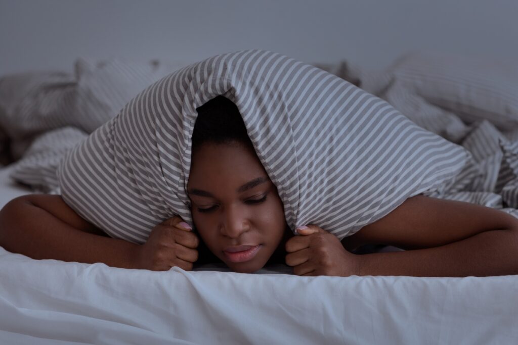 Entender e abordar as diversas causas do despertar noturno é essencial para garantir um descanso adequado. (Foto divulgação)