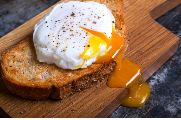 Segundo a recomendação da nutricionista Jessica Berto, a melhor forma de consumir ovos é cozidos ou pochê. (Foto divulgação)