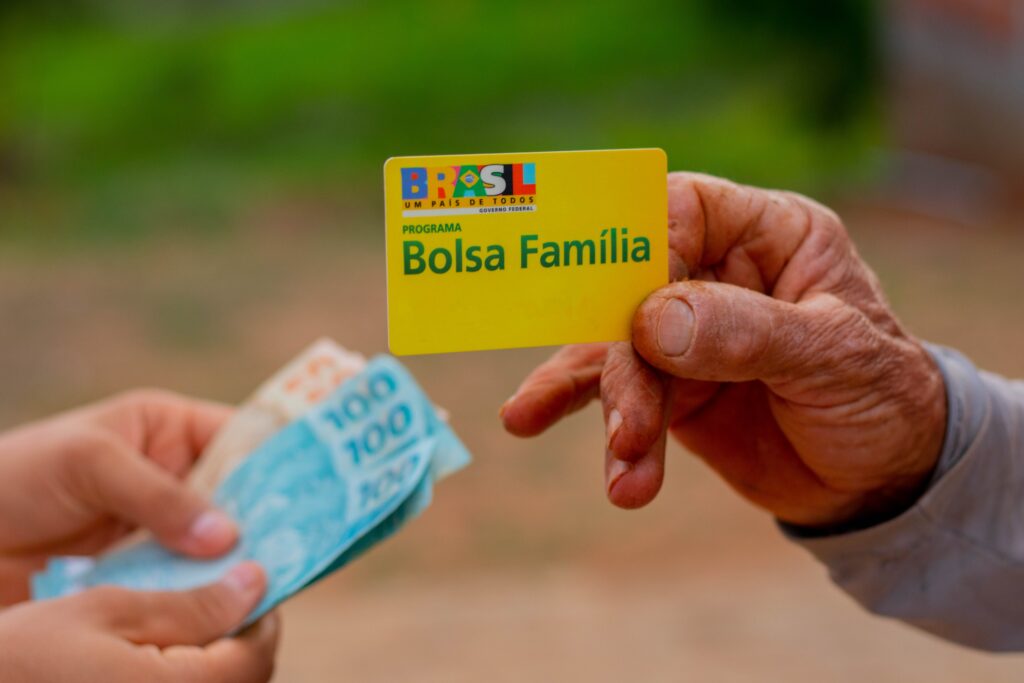 Esses adicionais não apenas representam uma ajuda financeira, mas também um reconhecimento da importância de apoiar as famílias brasileiras em seu desenvolvimento e bem-estar. (Foto: Jeane de Oliveira/ noticiadamanha.com.br)