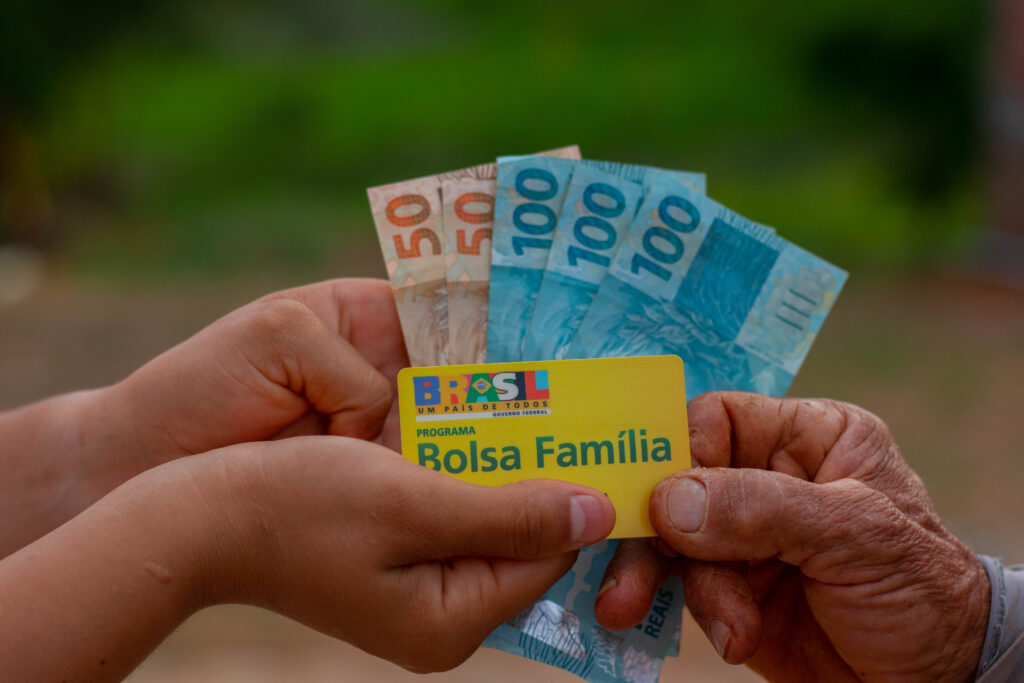 O Bolsa Família continua sendo um pilar fundamental para a sustentação de milhões de famílias brasileiras. (Foto: Jeane de Oliveira / noticiadamanha.com.br)