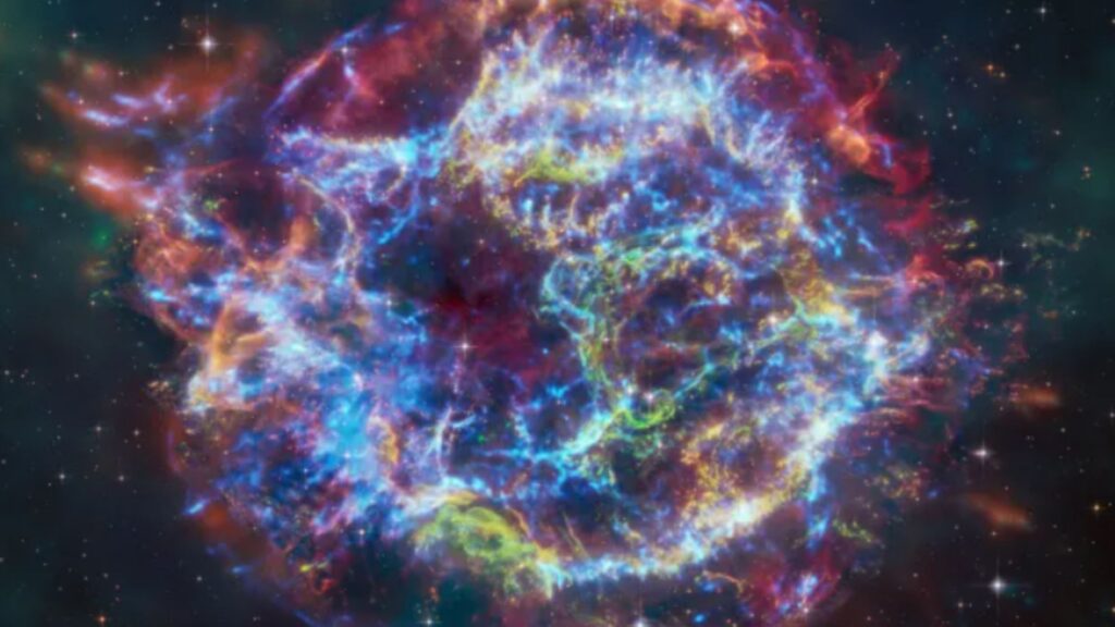 Observatórios Chandra e James Webb revelam novos detalhes sobre a supernova Cassiopeia A. Pesquisa combina dados de raios-X e infravermelho no estudo.
