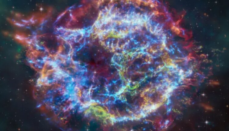 Observatórios Chandra e James Webb revelam novos detalhes sobre a supernova Cassiopeia A. Pesquisa combina dados de raios-X e infravermelho no estudo.