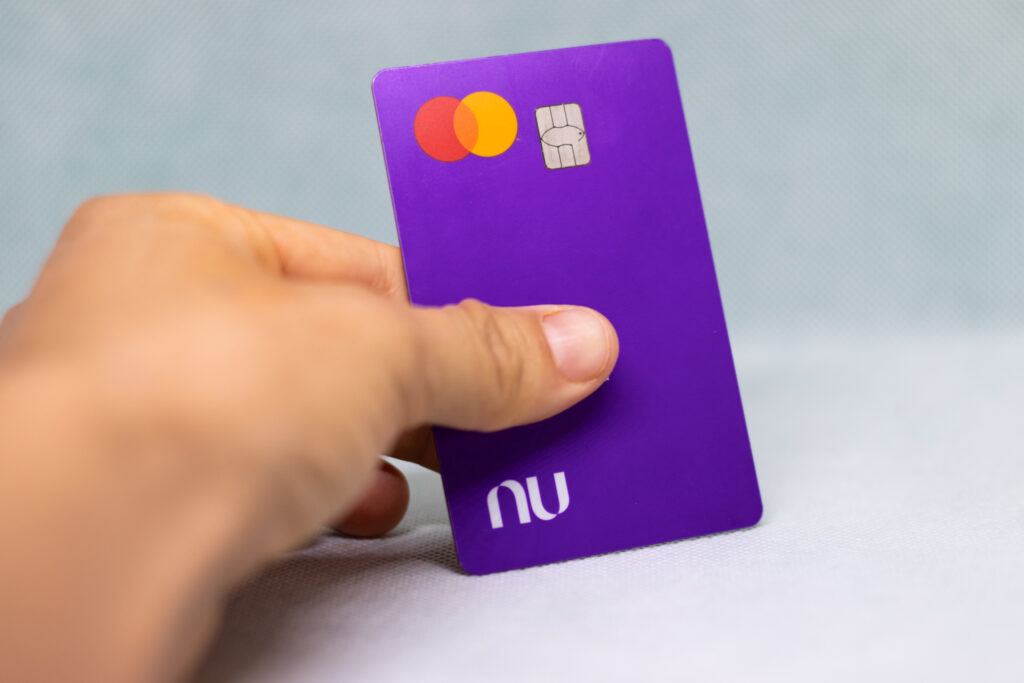 Descubra qual é o truque do Nubank que permite gastar mais que o limite do seu cartão ao fazer uma compra na internet ou fora dela.