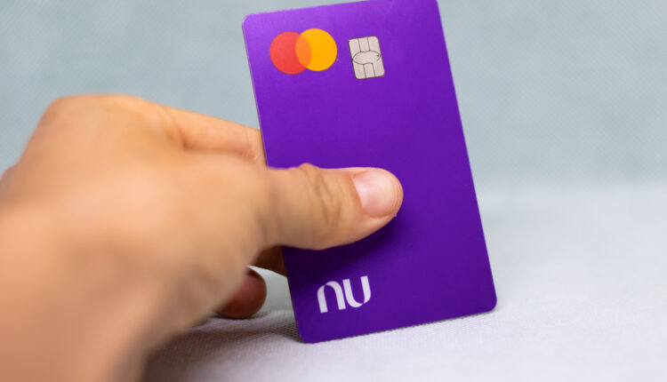 Descubra qual é o truque do Nubank que permite gastar mais que o limite do seu cartão ao fazer uma compra.