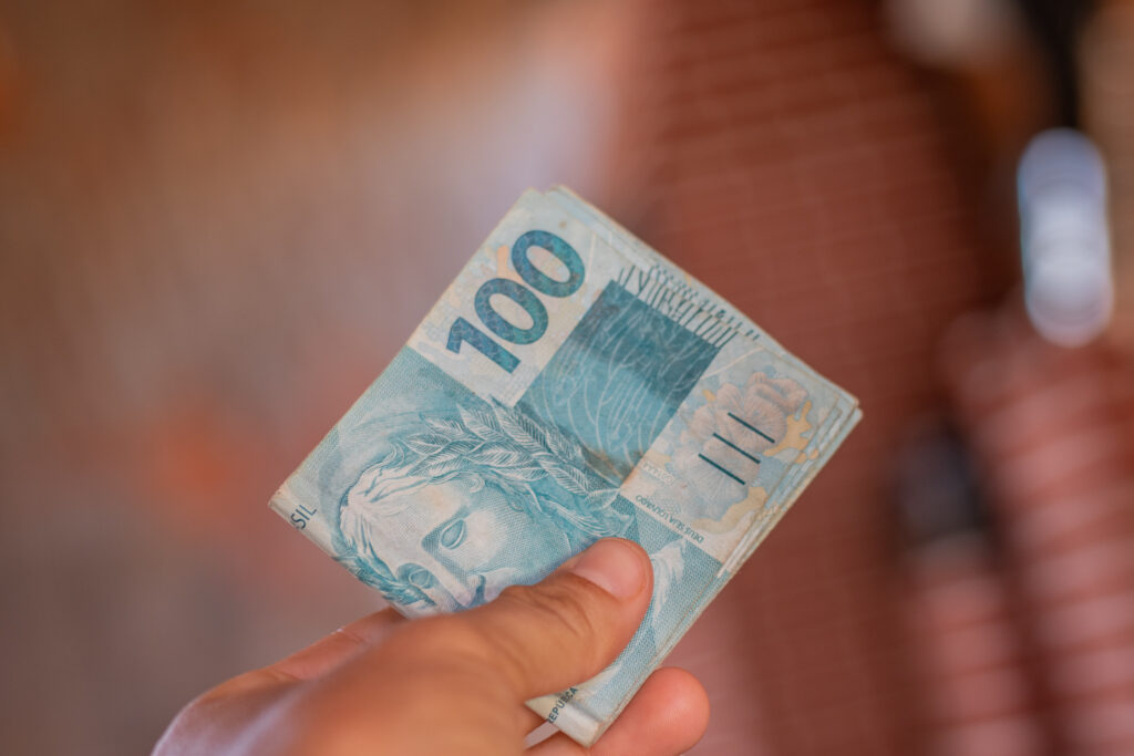 Através do aplicativo Caixa Tem, a Caixa Econômica Federal planeja transferir um valor mínimo de R$ 100 para aproximadamente 5 milhões de famílias. (Crédito: @jeanedeoliveirafotografia / noticiadamanha.com.br)
