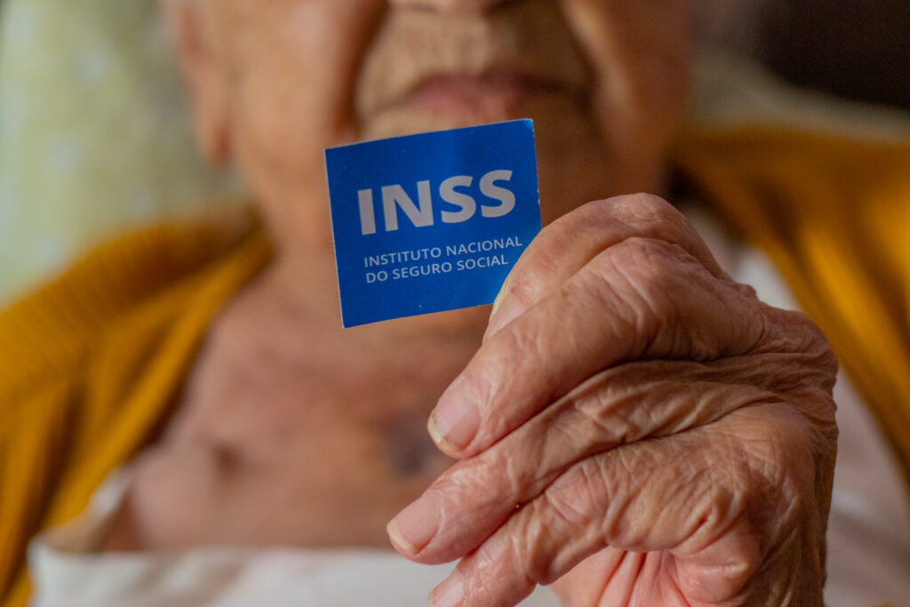A proposta de aumento para os aposentados do INSS em 2024 é uma luz de esperança e um sinal de mudança positiva. (Crédito: @jeanedeoliveirafotografia / noticiadamanha.com.br)