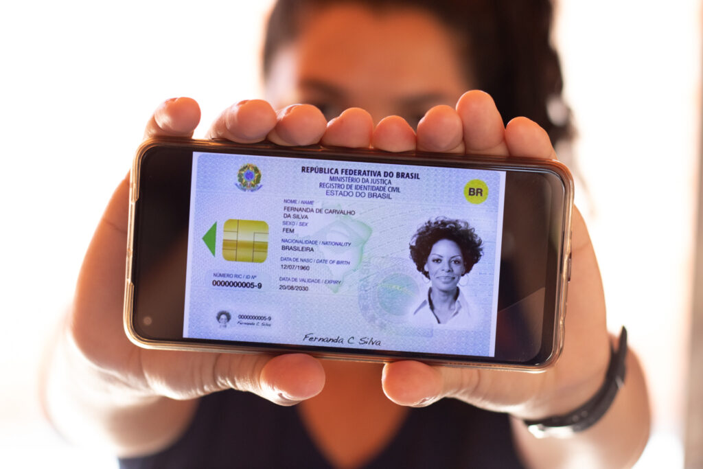 Nova Carteira de Identidade Nacional começa a ser emitida em todo o Brasil nesta quinta-feira. Documento unifica RG em todas as unidades da federação e traz mais segurança