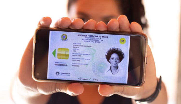 Nova Carteira de Identidade Nacional começa a ser emitida em todo o Brasil nesta quinta-feira. Documento unifica RG em todas as unidades da federação e traz mais segurança