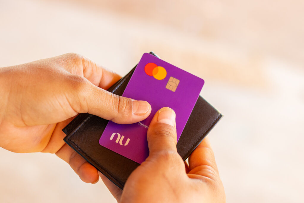 O Nubank conquistou milhões de clientes por oferecer um cartão de crédito descomplicado e livre de anuidades. (Foto: jeane de oliveira/ noticiadamanha.com.br)