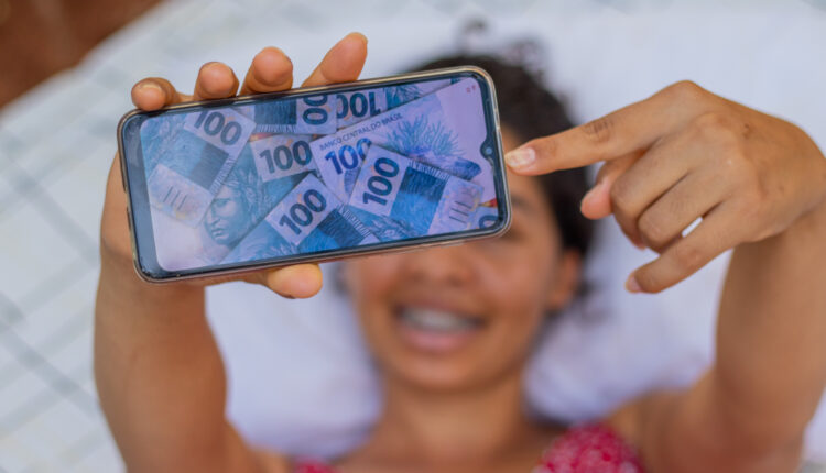 O governo federal oferece a opção para muitos brasileiros receberem um vale bimensal no valor que pode ser maior que R$ 100; confira mais.