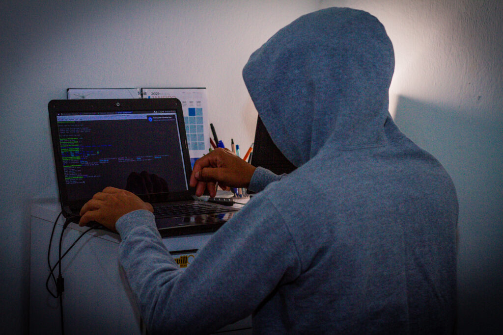 Importante notar é que a comunidade hacker é diversa e complexa, abrangendo uma ampla gama de habilidades, interesses e éticas. (Foto: Jeane de Oliveira / noticiadamanha.com.br)