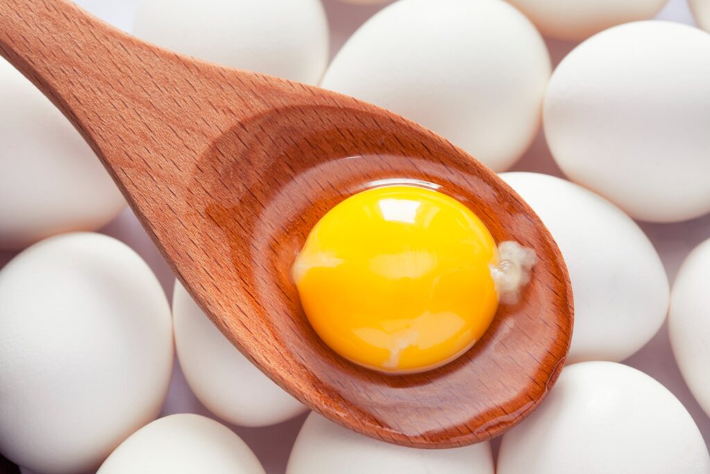 Ao quebrar o ovo, observe a aparência da clara e da gema. Um ovo fresco apresenta uma gema arredondada e uma clara espessa que não se espalha facilmente. (Foto divulgação)