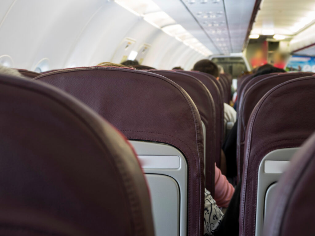 Estudos indicam que a parte traseira do avião tende a ser mais segura.  (Foto Freepik)