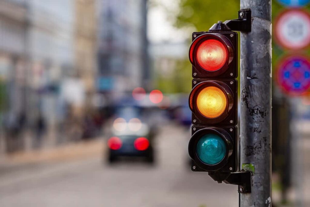 Tecnologias como a quarta cor nos semáforos demonstram como inovações podem contribuir significativamente para a melhoria da mobilidade urbana e qualidade de vida. (Foto: Jeane de Oliveira / noticiadamanha.com.br)