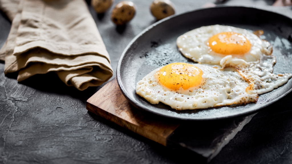 Transforme sua cozinha em um espaço de culinária limpo e eficiente com o truque de mestre para fritar ovos sem lambança. (Foto divulgação)
