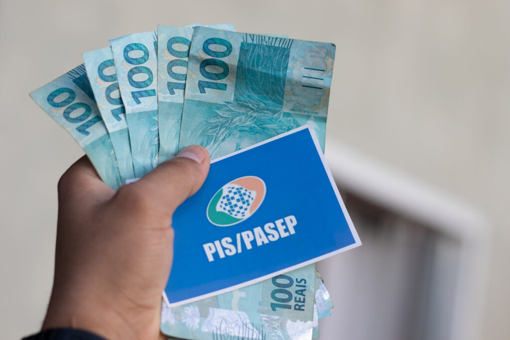 O pagamento do abono salarial PIS/PASEP simboliza um importante suporte do governo aos trabalhadores brasileiros. ( Foto: Jeane de Oliveira / noticiadamanha.com.br)