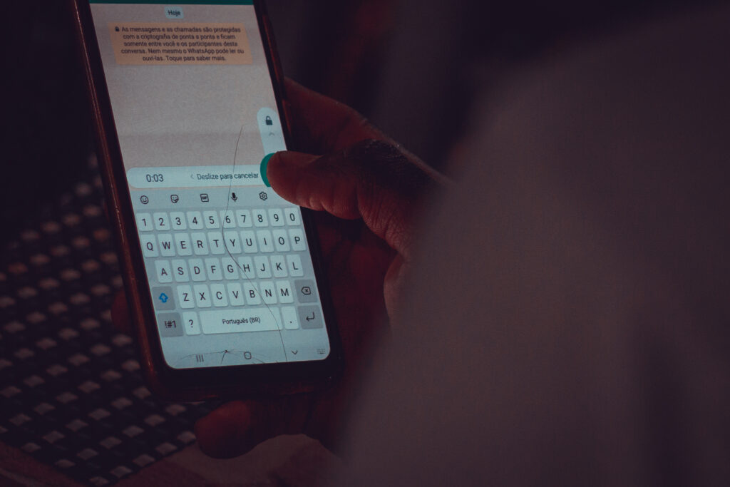 Transforme suas videochamadas no WhatsApp com a nova função de compartilhamento de tela, aproximando distâncias e enriquecendo conversas. (Foto: Jeane de Oliveira / noticiadamanha.com.br)