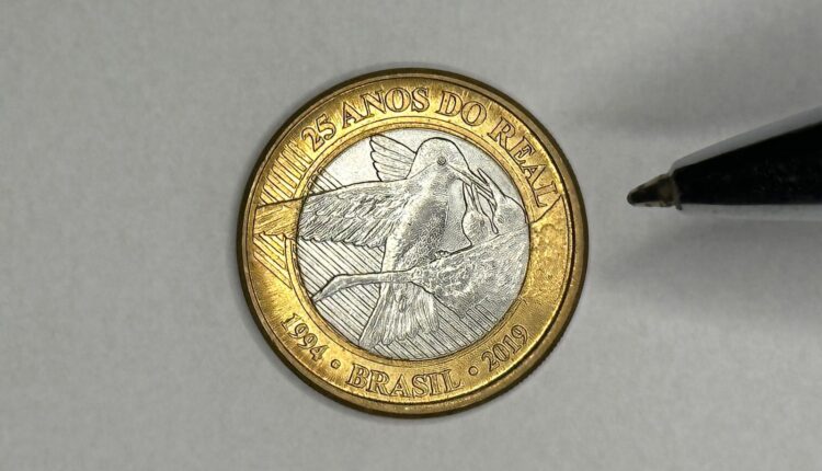 A raríssima moeda de 1 real com beija-flor: um tesouro escondido que pode valer uma fortuna. Saiba como identificá-la! (Foto divulgação)