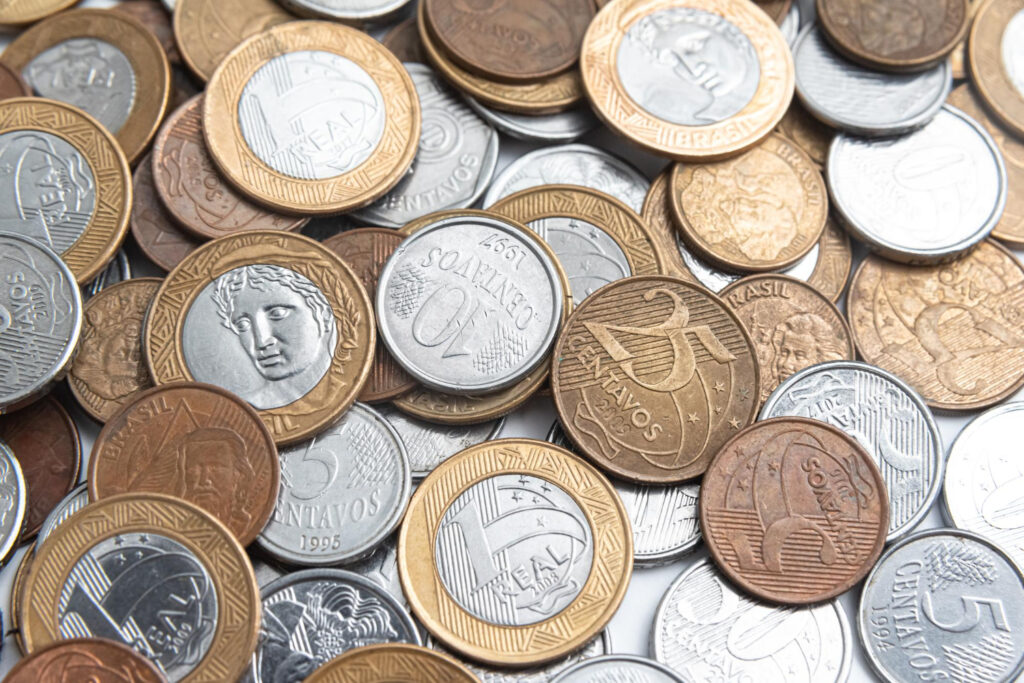 A história da moeda de 50 centavos que pode valer até R$ 1.800 é um lembrete fascinante de como objetos cotidianos podem esconder histórias e valores inesperados. (Imagem de Mateus Andre no Freepik)