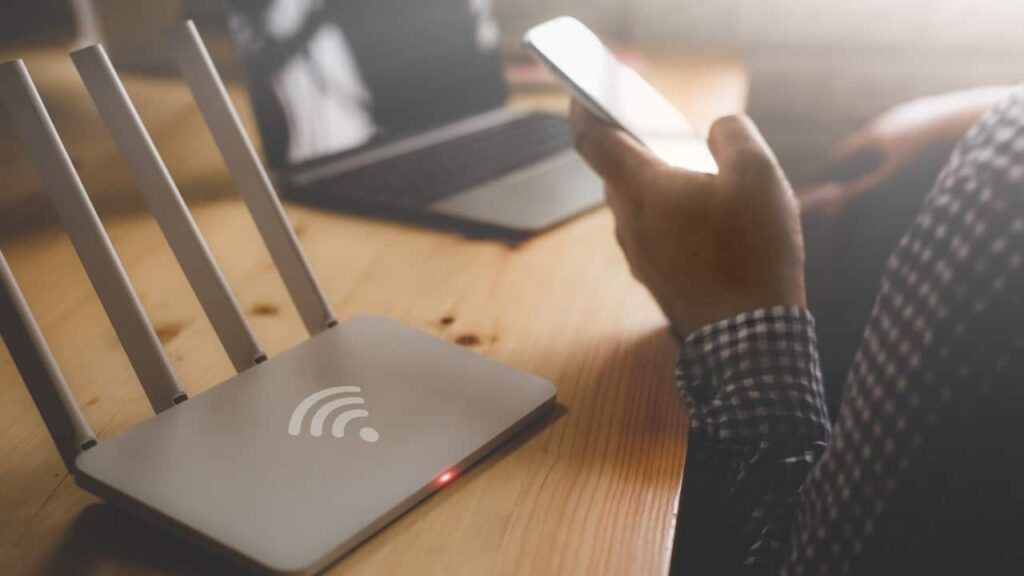 Posicionamento estratégico do roteador: Evite colocar na cozinha para não sabotar sua conexão Wi-Fi. (Foto divulgação)