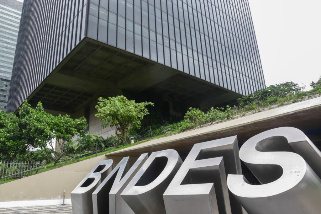 Fundado em 1952, o BNDES tem como objetivo principal financiar projetos de diversos setores, incluindo indústria, comércio e serviços, agricultura, infraestrutura, e inovação tecnológica. (Foto divulgação)