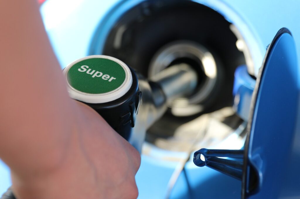 Muitos motoristas se perguntam se é vantajoso adicionar aditivos ao combustível de seus carros. (Imagem de Bernd Schray por Pixabay)