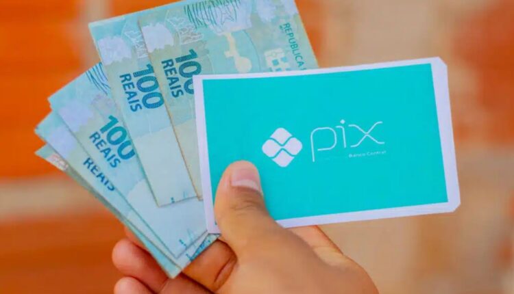 Pix duplo traz alívio a famílias do Bolsa Família com crianças até sete anos. A Caixa oferece R$ 300 adicionais neste mês.