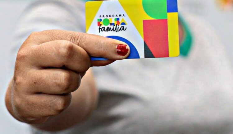 Saiba como a obtenção de emprego ou sucesso em concursos afeta o Bolsa Família. Novas regras e exigências em destaque. Atualize-se agora!