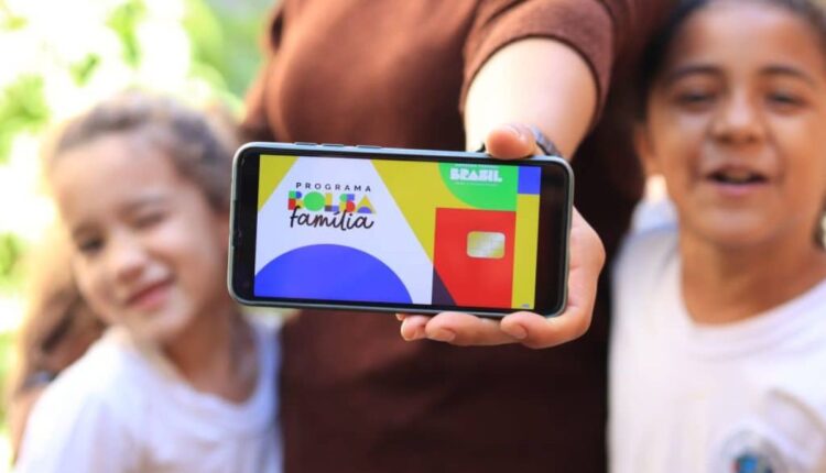 Benefícios adicionais do Bolsa Família para mães solteiras começam em março. Saiba como receber e o impacto para sua família.