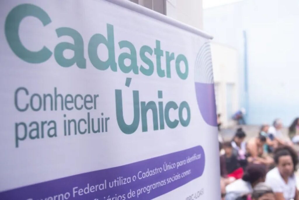Entenda como o Cadastro Único abre portas para famílias de baixa renda no Brasil, oferecendo acesso a programas sociais e até isenção em concursos públicos. Informe-se agora!