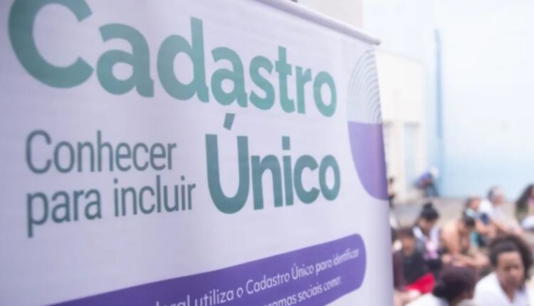 Entenda como o Cadastro Único abre portas para famílias de baixa renda no Brasil, oferecendo acesso a programas sociais e até isenção em concursos públicos. Informe-se agora!