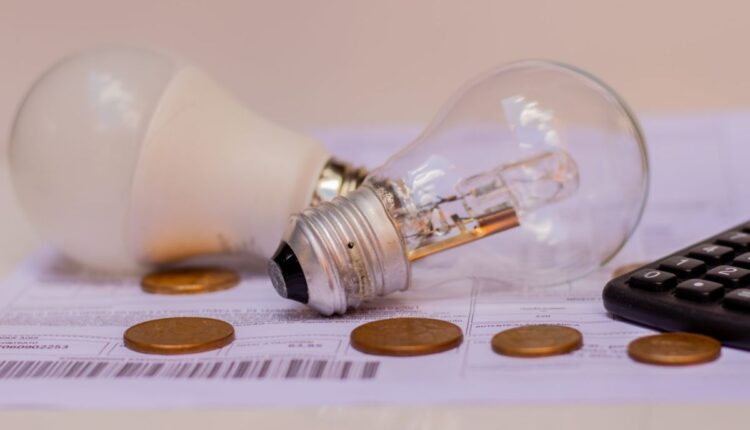 Em 2024, a conta de luz ficará mais cara. Saiba como esse impacto afetará seu orçamento e como se preparar.