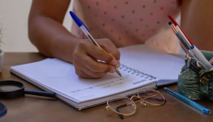 Oportunidades em concursos públicos oferecem vagas para todos os níveis. Salários chegam a R$ 18 mil; veja como se inscrever e datas das provas.