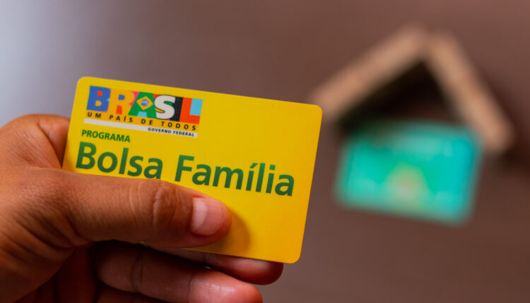 Abril traz boas notícias para beneficiários do Bolsa Família: pagamentos antecipados e horários de liberação no Caixa Tem. Saiba mais sobre as mudanças. (Foto: Jeane de Oliveira / Noticiadamanha.com.br)