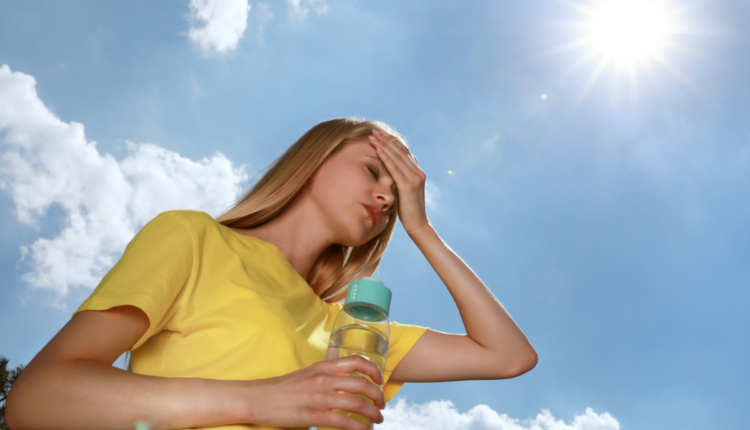 Chegada da primeira frente fria do outono promete mudar o clima no Brasil. Temperaturas mais baixas e chuvas marcam o fim do calor intenso.