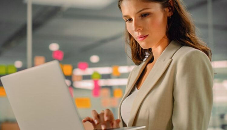 Conheça quatro negócios ideais para iniciantes no empreendedorismo. Comece pequeno e cresça com dedicação e paixão.