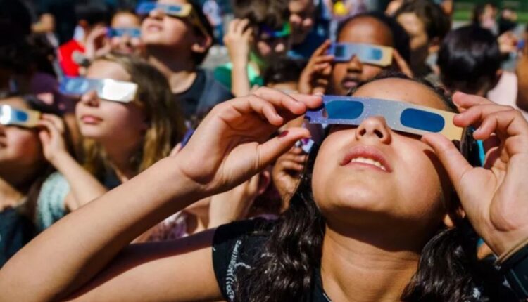 Testemunhe o espetáculo cósmico do raro eclipse solar total em abril. Saiba onde e como observar com segurança. Prepare-se para uma experiência celestial única.
