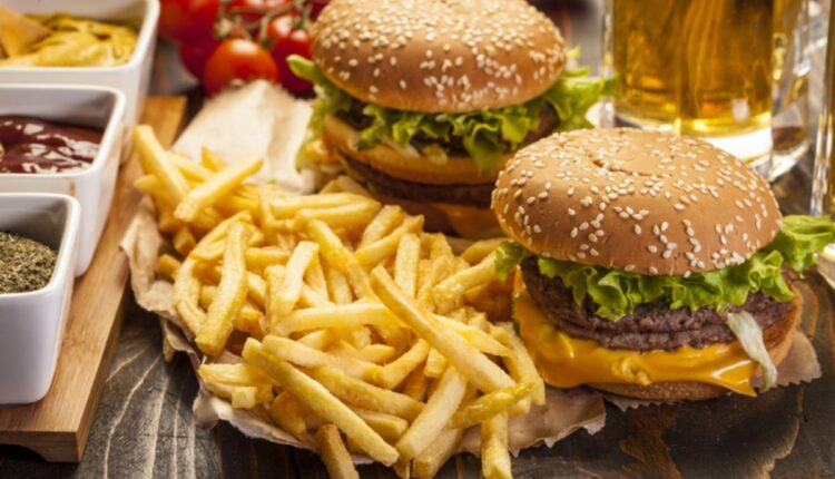 Rede de fast food condenada por adulterar data de validade de produtos. Entenda o caso e os riscos à saúde pública envolvidos.