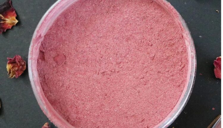 Transforme sua rotina de beleza com blush caseiro utilizando apenas água, talco e corante. Descubra os benefícios de um cosmético feito por você, para um visual perfeito.
