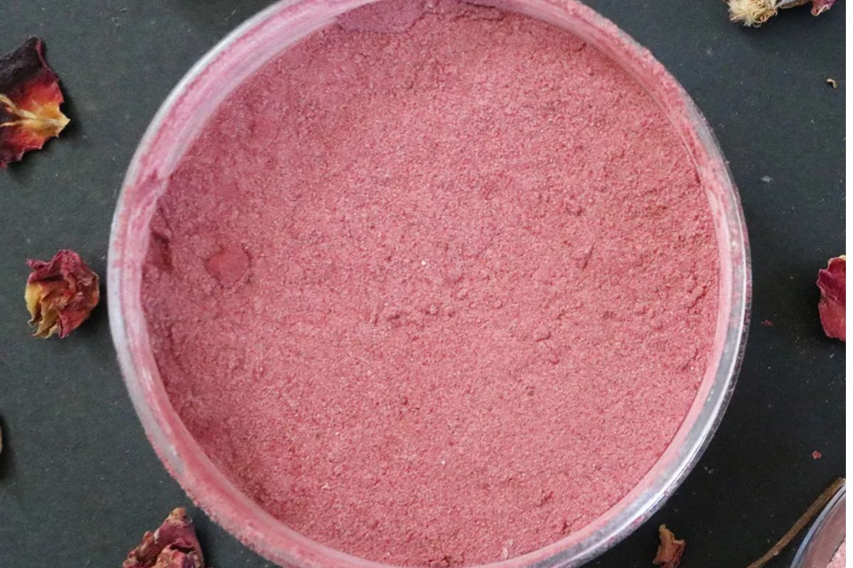 Transforme sua rotina de beleza com blush caseiro utilizando apenas água, talco e corante. Descubra os benefícios de um cosmético feito por você, para um visual perfeito.