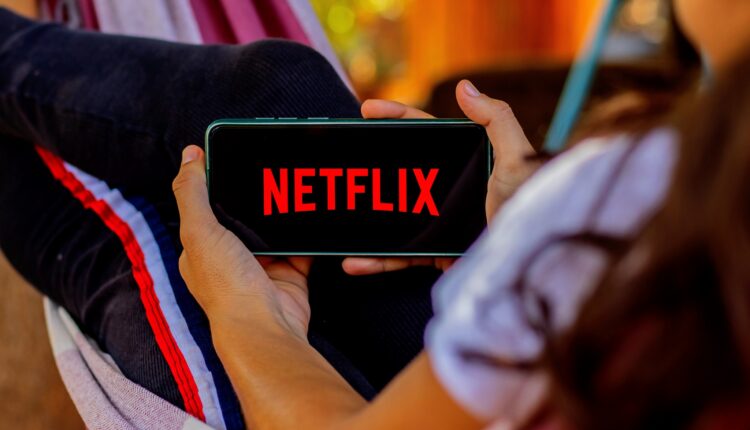Descubra a história e o legado do DVD.com da Netflix, um serviço que revolucionou a maneira como assistimos a filmes e séries.