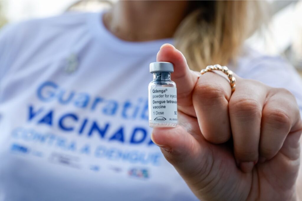 Ministério da Saúde amplia vacinação contra dengue em 154 cidades, redistribuindo doses para evitar expiração. Brasil enfrenta recorde de casos da doença em 2024.