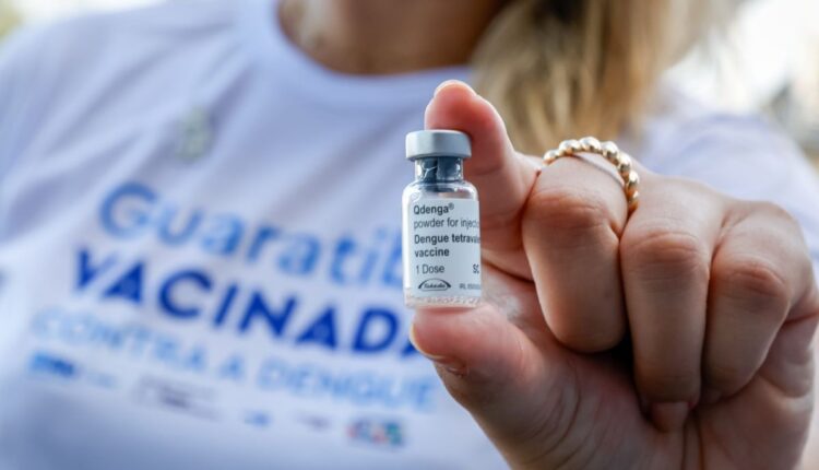 Ministério da Saúde amplia vacinação contra dengue em 154 cidades, redistribuindo doses para evitar expiração. Brasil enfrenta recorde de casos da doença em 2024.