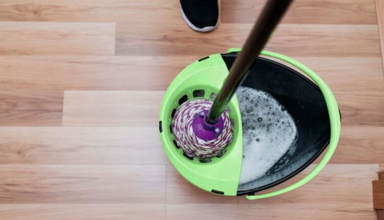 Limpeza profunda e aroma agradável para seus pisos com esta solução caseira. Uma forma inteligente de revitalizar seu lar.