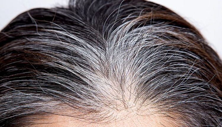Adeus cabelos brancos! Aprenda uma receita caseira surpreendente com arroz e alecrim para rejuvenescer seus fios.